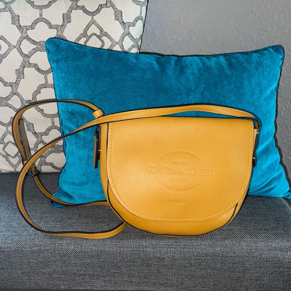 Women’s Coach Mustard Crossbody Purse 100% Authentic Excellent Used Condition